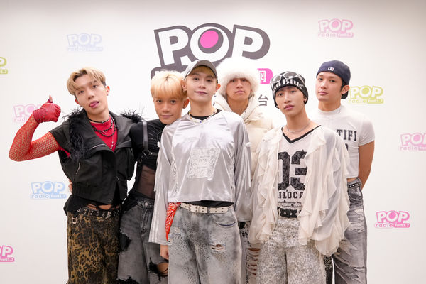 ▲六人化身戲精節目中大飆演技，接力搞笑演出過年無厘頭劇情，逗得全場笑到不行！（團員左起為藍弟、蔡朕、孟維、學文、巴比、Nelson）。（圖／POP radio提供）