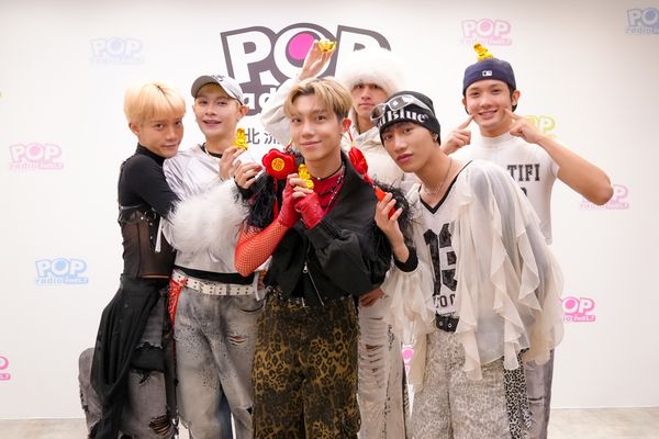 ▲VERA不藏私分享絕技「拖延術」，教粉絲輕鬆化解過年尷尬場面。（團員左起為蔡朕、孟維、藍弟、學文、巴比、Nelson）。（圖／POP radio提供）