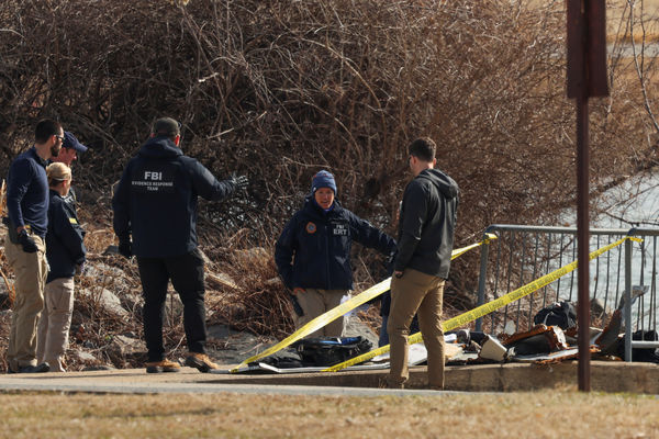 ▲▼美航客機與黑鷹直升機相撞，兩機乘客機組員全數罹難。（圖／路透）