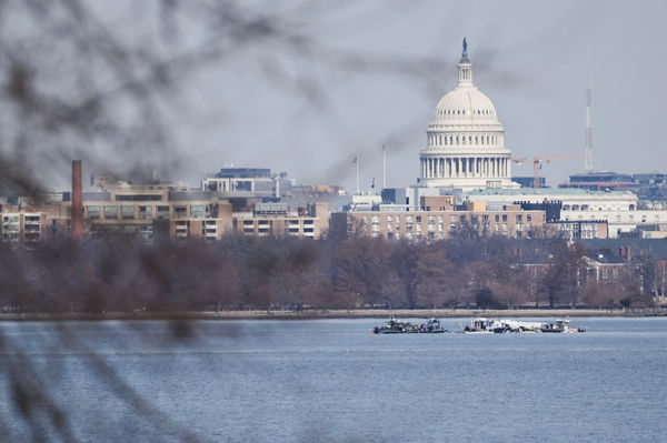 ▲▼美航客機與黑鷹直升機相撞，兩機乘客機組員全數罹難。（圖／路透）