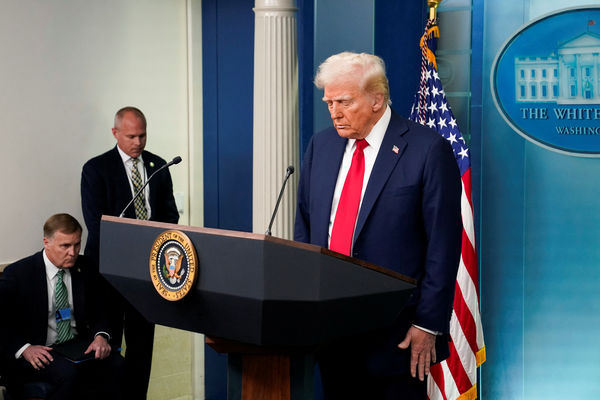 ▲▼美航客機與黑鷹直升機相撞，川普為此空難意外默哀。（圖／路透）