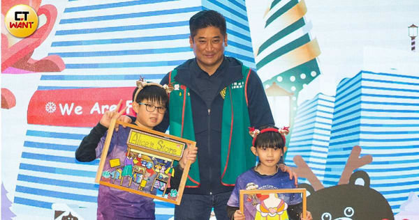 中信慈善基金會董事長辜仲諒多年來投入公益，透過多項計畫專案，深入社區陪伴照顧孩童。圖為中信金每年12月透過聖誕點燈儀式宣布「點燃生命之火」募款活動開始。（圖／黃威彬攝）