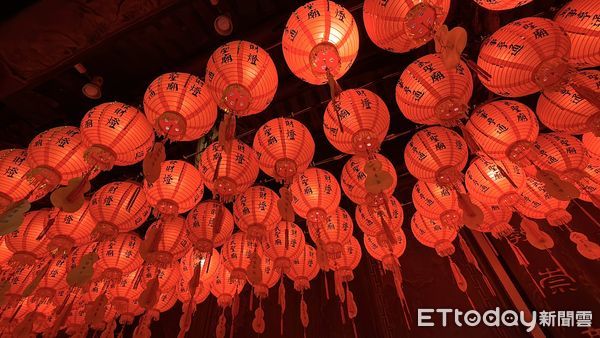 ▲▼2025乙巳年,新莊武聖廟,拜拜人潮,安太歲,點光明燈,傳統習俗。（圖／記者姜國輝攝）