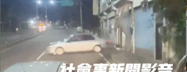 ▲一名男子倒車衝撞鄰居家門共4次             。（圖／翻攝《社會事新聞影音）
