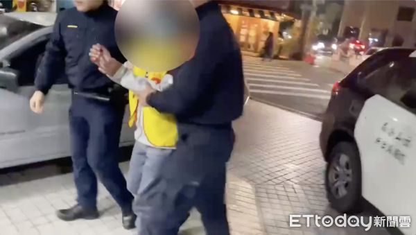 ▲涉案男子滿身酒氣被警方帶回派出所             。（圖／記者吳奕靖翻攝）