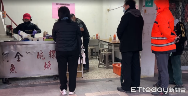 ▲台南百年老店阿全碗粿大年初一上午因火警燒燬，老闆曾朝欽里長僅花3天時間，就租屋重新開幕營業，民眾都覺得很驚訝。（圖／記者林東良翻攝，下同） 