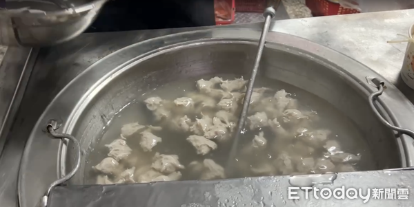 ▲台南百年老店阿全碗粿大年初一上午因火警燒燬，老闆曾朝欽里長僅花3天時間，就租屋重新開幕營業，民眾都覺得很驚訝。（圖／記者林東良翻攝，下同） 