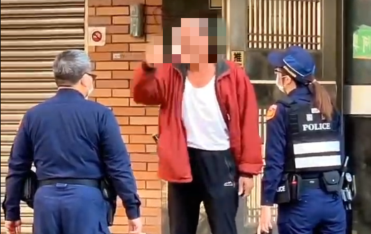 ▲有網友在網路社群PO出影片，1名阿北30日騎單車在台南市東區榮譽街遇警方攔查欲酒測，阿北向女警等人大聲咆哮，並拒絕受檢。（圖／翻攝自社會事新聞影音，下同）