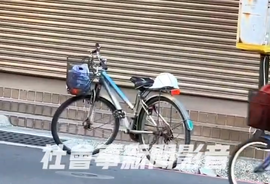 ▲有網友在網路社群PO出影片，1名阿北30日騎單車在台南市東區榮譽街遇警方攔查欲酒測，阿北向女警等人大聲咆哮，並拒絕受檢。（圖／翻攝自社會事新聞影音，下同）