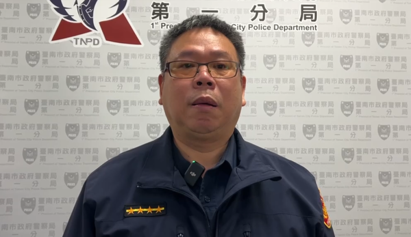 ▲有網友在網路社群PO出影片，1名阿北30日騎單車在台南市東區榮譽街遇警方攔查欲酒測，阿北向女警等人大聲咆哮，並拒絕受檢。（圖／翻攝自社會事新聞影音，下同）