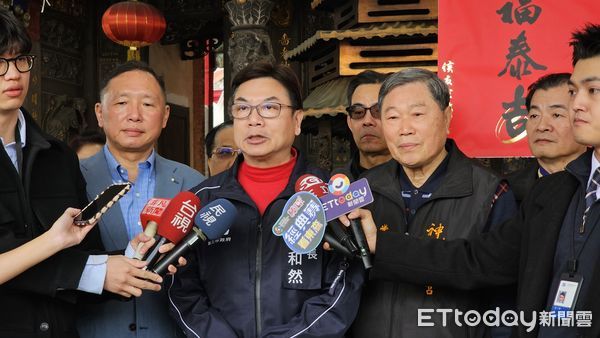 ▲▼2026新北市長可能人選新北市副市長劉和然年初三到三重先嗇宮參拜發紅包。（圖／記者呂佳賢攝）