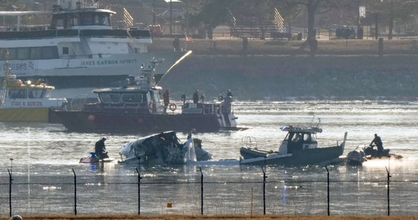 美國2架飛機相撞後墜河，機上共67人全數罹難。（圖／達志／美聯社）