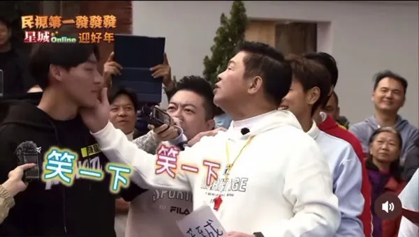 ▲曾國城拍陳晨威臉頰。（圖／翻攝自YouTube）