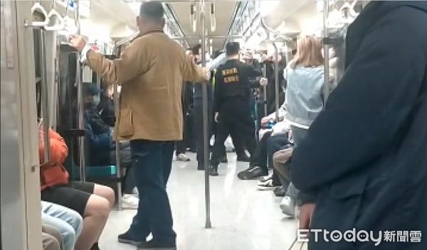 ▲女子在捷運車廂內點火燃燒紙張，遭到警方及站務人員帶下車，並依法開罰。（圖／翻攝自Threads @mrxw._1226）