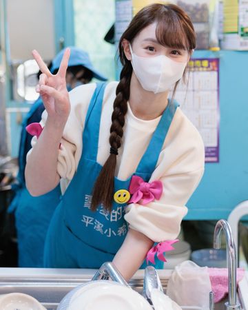 ▲▼短今春節在家幫媽媽的餐廳洗了9小時的碗。（圖／翻攝自臉書）