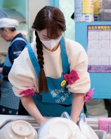 ▲▼短今春節在家幫媽媽的餐廳洗了9小時的碗。（圖／翻攝自臉書）