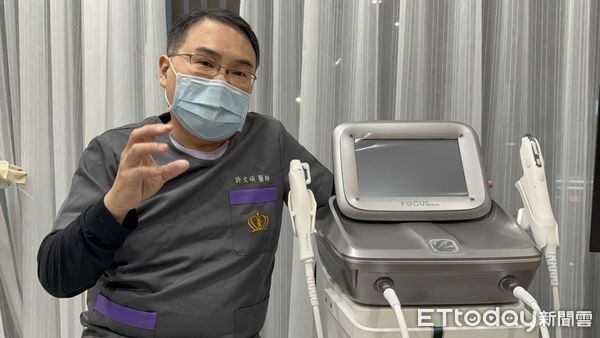 ▲許文碩醫師介紹身旁的雷神微針加閃電音波機器            。（圖／記者吳奕靖攝）