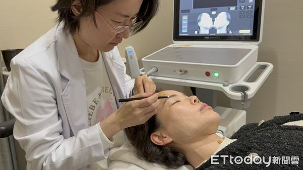 ▲許文碩醫師介紹身旁的雷神微針加閃電音波機器            。（圖／記者吳奕靖攝）