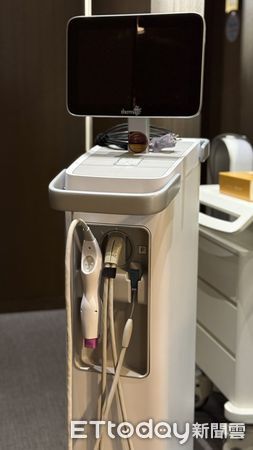 ▲許文碩醫師介紹身旁的雷神微針加閃電音波機器            。（圖／記者吳奕靖攝）