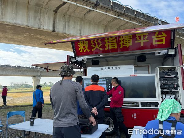 ▲屏東縣政府消防局高屏溪搜救落水泰籍移工             。（圖／記者陳崑福翻攝）