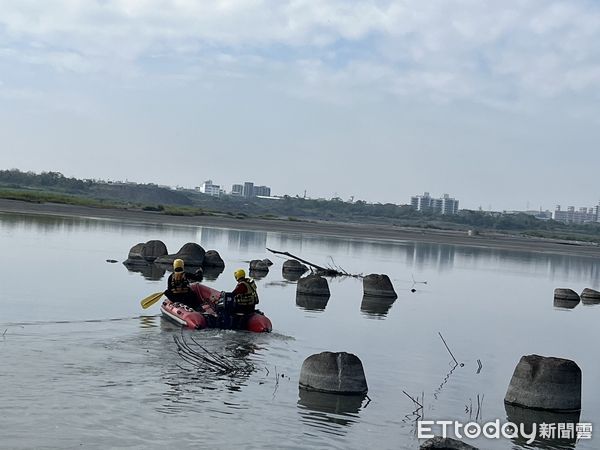 ▲屏東縣政府消防局高屏溪搜救落水泰籍移工             。（圖／記者陳崑福翻攝）