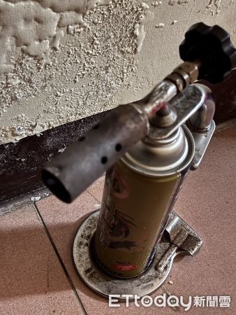 ▲警方逮捕縱火黎男起獲犯案工具噴燈。（圖／記者張君豪翻攝）