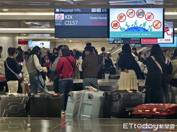▲▼入境人潮多，桃機呼籲旅客確認行李特徵勿錯拿。（圖／桃園機場提供）