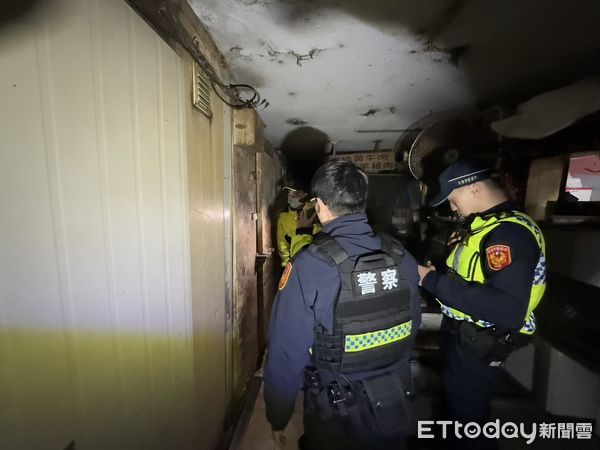 ▲▼基隆市場攤商蔡姓婦人拿取食材時不慎被反鎖在冰櫃內，幸隨身攜帶手機，立即求救。（圖／記者郭世賢翻攝）