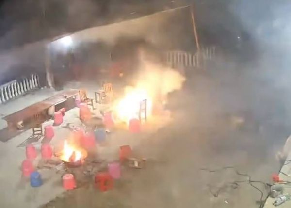 ▲▼鄰居發射鞭炮制裁2分鐘。（圖／翻攝自微博）