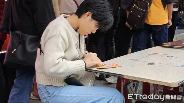 ▲▼大年初三彩券行人氣刮刮樂大樂透買氣人潮絡繹不絕。（圖／記者呂佳賢攝）