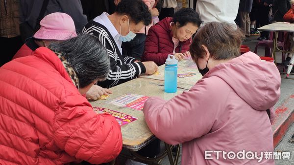 ▲大年初三彩券行人氣刮刮樂大樂透買氣人潮絡繹不絕。（圖／記者呂佳賢攝）