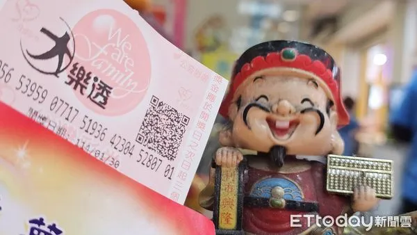 ▲▼大年初三彩券行人氣刮刮樂大樂透買氣人潮絡繹不絕。（圖／記者呂佳賢攝）
