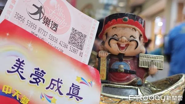 ▲▼大年初三彩券行人氣刮刮樂大樂透買氣人潮絡繹不絕。（圖／記者呂佳賢攝）