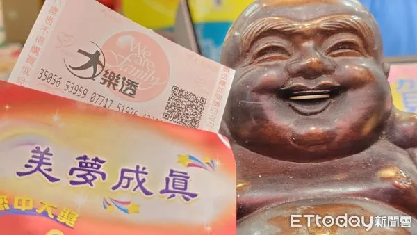 ▲▼大年初三彩券行人氣刮刮樂大樂透買氣人潮絡繹不絕。（圖／記者呂佳賢攝）