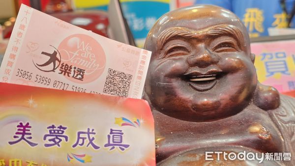 ▲▼大年初三彩券行人氣刮刮樂大樂透買氣人潮絡繹不絕。（圖／記者呂佳賢攝）