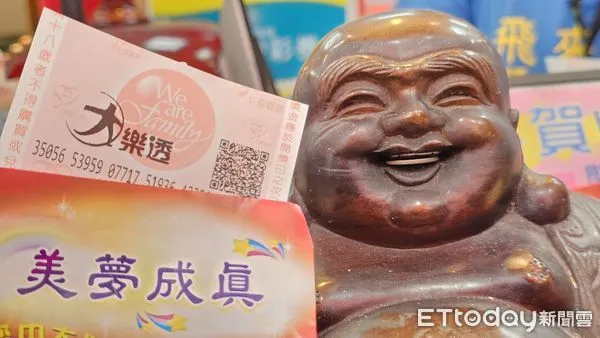 ▲▼大年初三彩券行人氣刮刮樂大樂透買氣人潮絡繹不絕。（圖／記者呂佳賢攝）