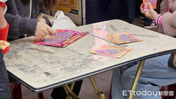 ▲刮刮樂示意照，非指中獎人。（圖／記者呂佳賢攝）