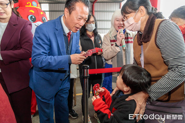 ▲▼  翁章梁大年初三宮廟發紅包 洋溢年節溫暖   。（圖／嘉義縣政府提供）