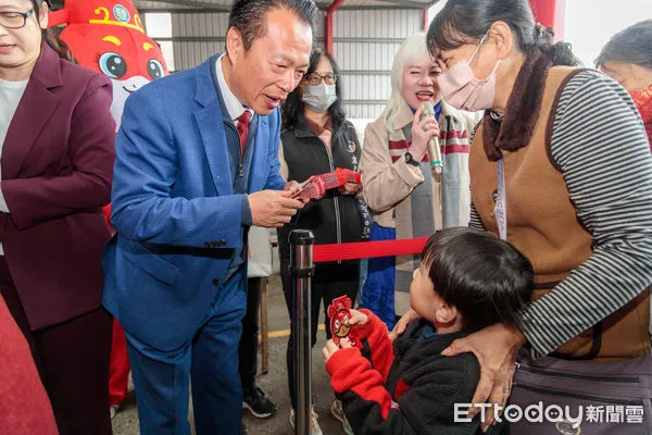 ▲▼  翁章梁大年初三宮廟發紅包 洋溢年節溫暖   。（圖／嘉義縣政府提供）