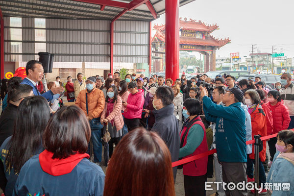 ▲▼  翁章梁大年初三宮廟發紅包 洋溢年節溫暖   。（圖／嘉義縣政府提供）