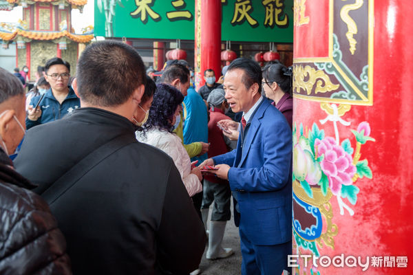 ▲▼  翁章梁大年初三宮廟發紅包 洋溢年節溫暖   。（圖／嘉義縣政府提供）