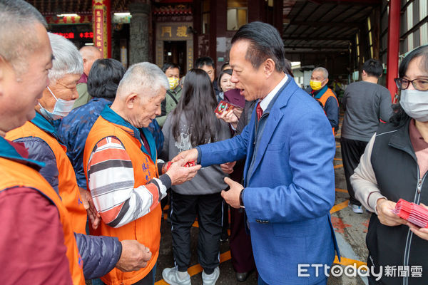 ▲▼  翁章梁大年初三宮廟發紅包 洋溢年節溫暖   。（圖／嘉義縣政府提供）