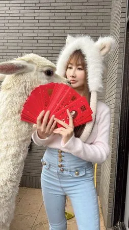 ▲王宥忻上街頭發紅包。（圖／固力狗提供）