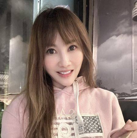 ▲王宥忻上街頭發紅包。（圖／固力狗提供）