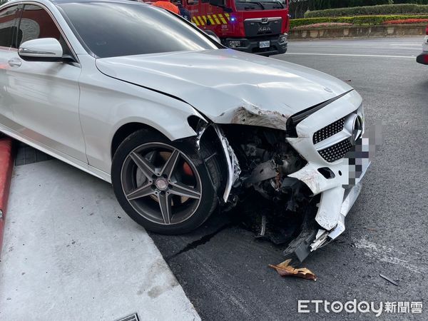 ▲張姓駕駛疑因路況不熟肇事撞上北市忠烈祠旁人行道路樹，右前車頭毀損。（圖／記者張君豪翻攝）