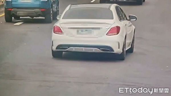 ▲張姓駕駛疑因路況不熟肇事撞上北市忠烈祠旁人行道路樹，右前車頭毀損。（圖／記者張君豪翻攝）