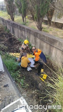▲台南市柳營區義士路一段與165縣道，31日下午3時3分許，發生自小客車與機車交通事故，機車騎士摔落大水溝無生命跡象，小客車駕駛臉部受傷送醫。（圖／記者林東良翻攝，下同）