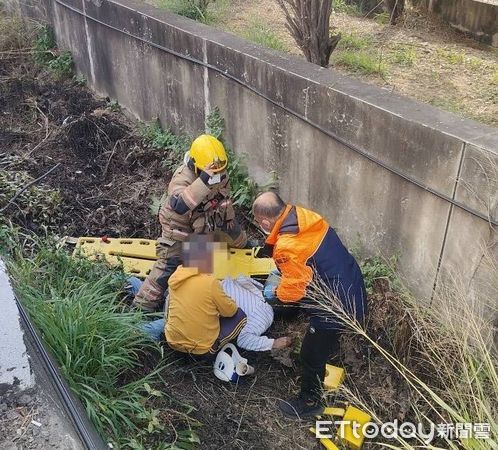 ▲台南市柳營區義士路一段與165縣道，31日下午3時3分許，發生自小客車與機車交通事故，機車騎士摔落大水溝無生命跡象，小客車駕駛臉部受傷送醫。（圖／記者林東良翻攝，下同）