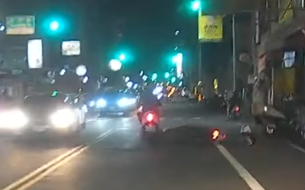 ▲有網友在網路社群PO出影片，畫面中是1名男子穿越馬路，造成1名直行騎士緊急煞車而「犁田」受傷。（圖／翻攝自WoWtchout - 地圖型行車影像分享平台）