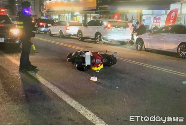 ▲有網友在網路社群PO出影片，畫面中是1名男子穿越馬路，造成1名直行騎士緊急煞車而「犁田」受傷。（圖／記者林東良翻攝）